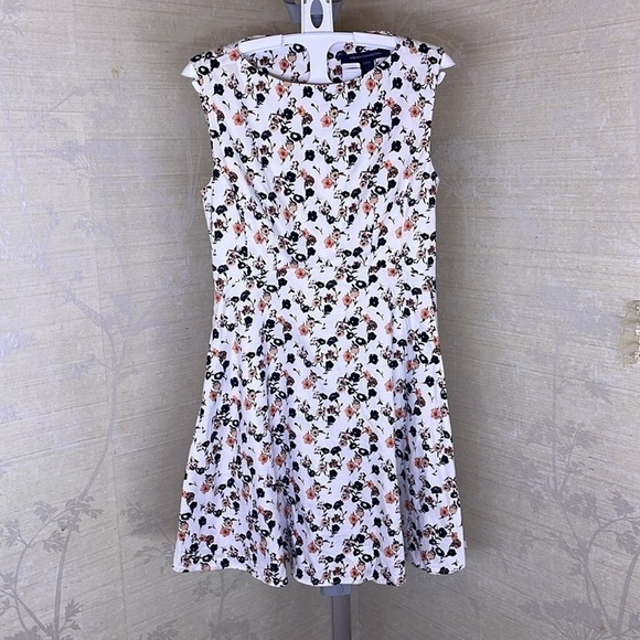 French Connection White Floral Fit and Flare
Dress Size 4 - Picture 2 of 9
